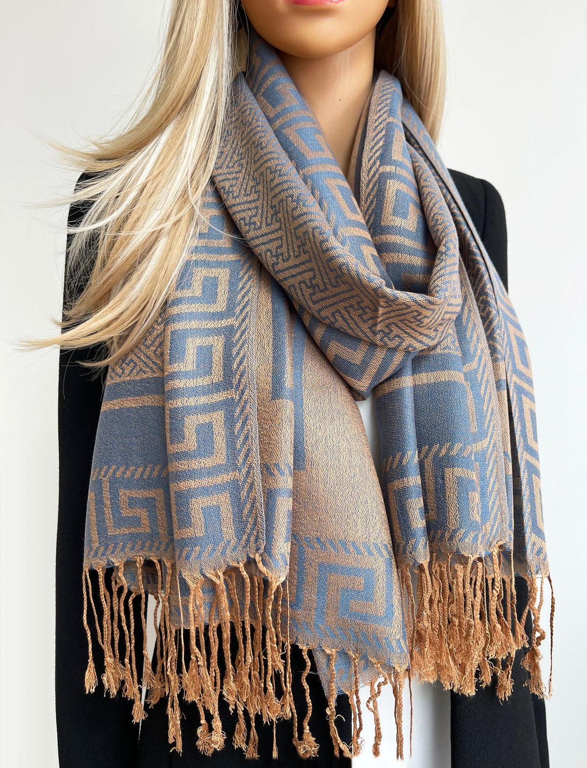 CORPORATE ELEGANCE: HOW LADIES PASHMINA SCARVES ELEVATE PROFESSIONAL ATTIRE