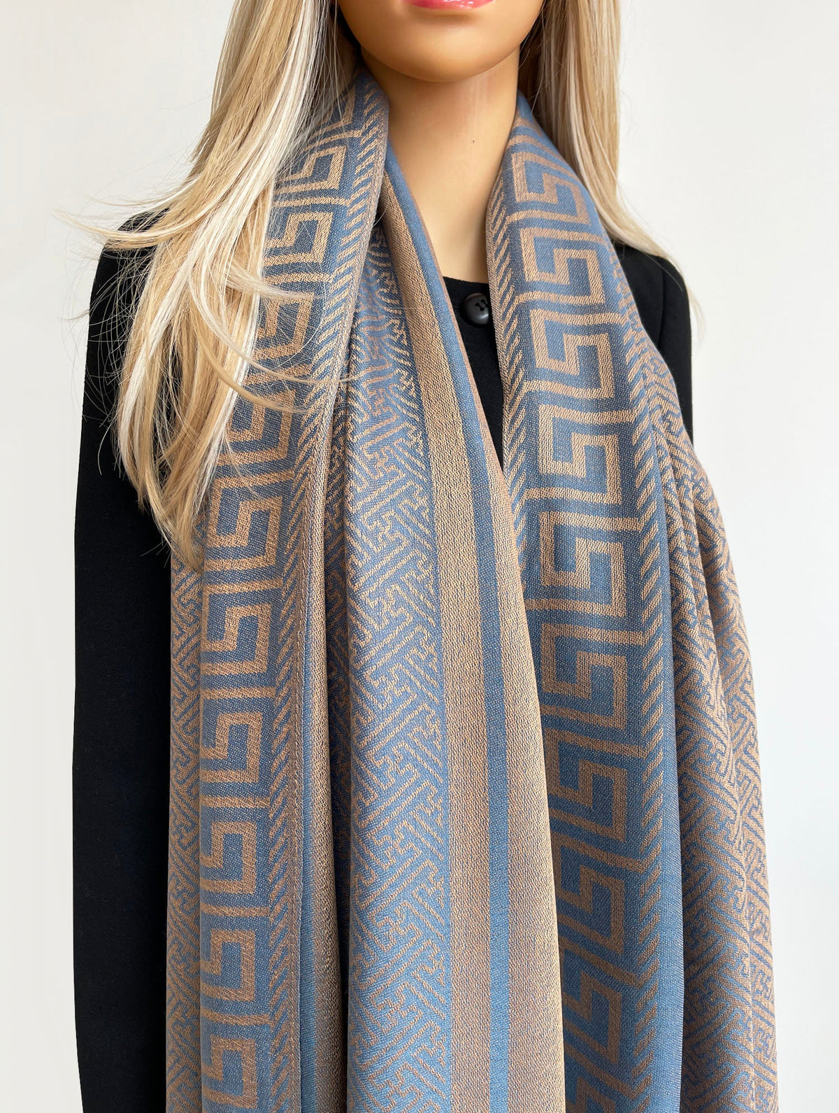THE TIMELESS ELEGANCE OF PASHMINA SCARFS: A MUST-HAVE ACCESSORY IN THE UK