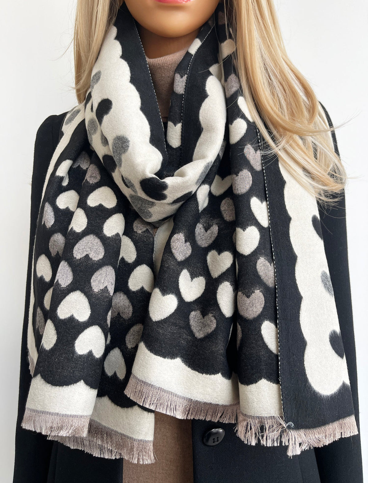 THE ART OF LAYERING: HOW TO PAIR YOUR CASHMERE SCARF WITH WINTER OUTFITS