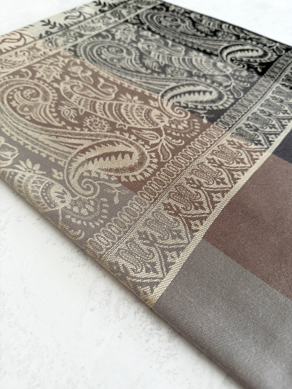 PAISLEY SHAWLS AND MINIMALIST FASHION: A PERFECT MATCH