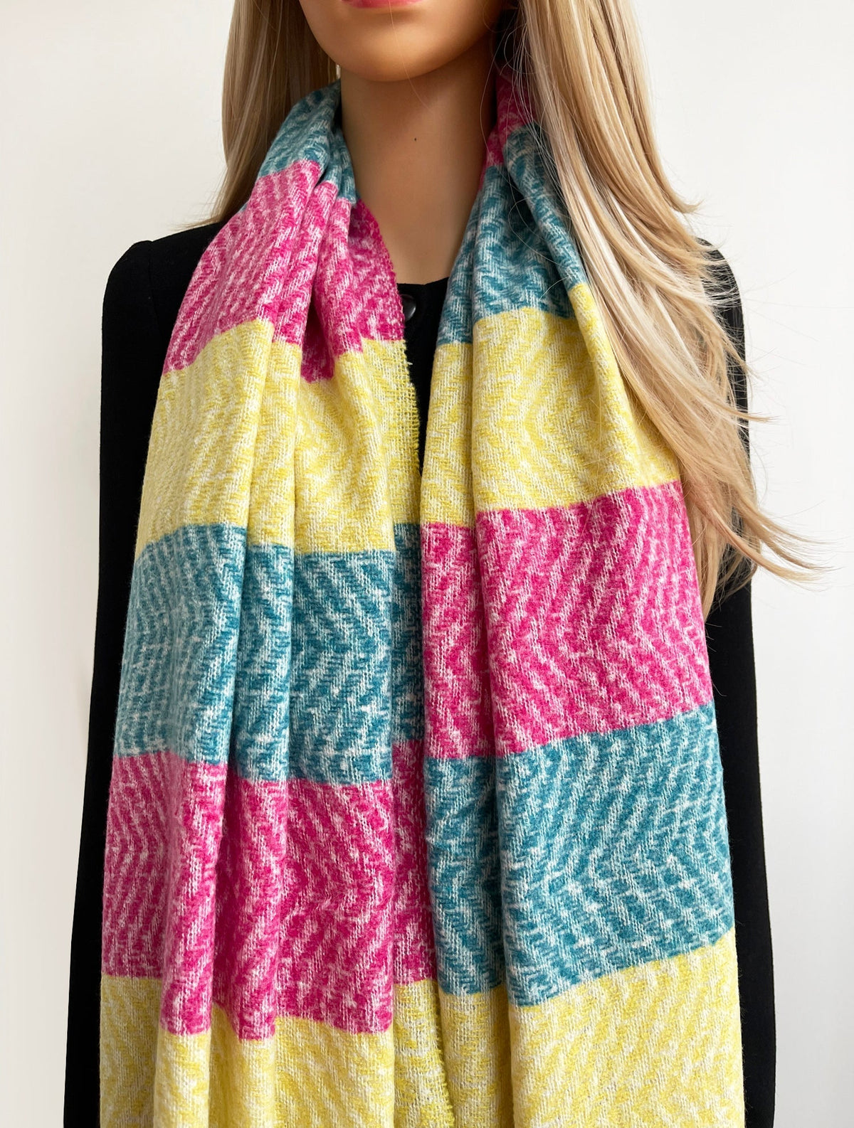 From Lightweight Summer Scarves to Cozy Winter Wraps: A Complete Scarf Style Guide