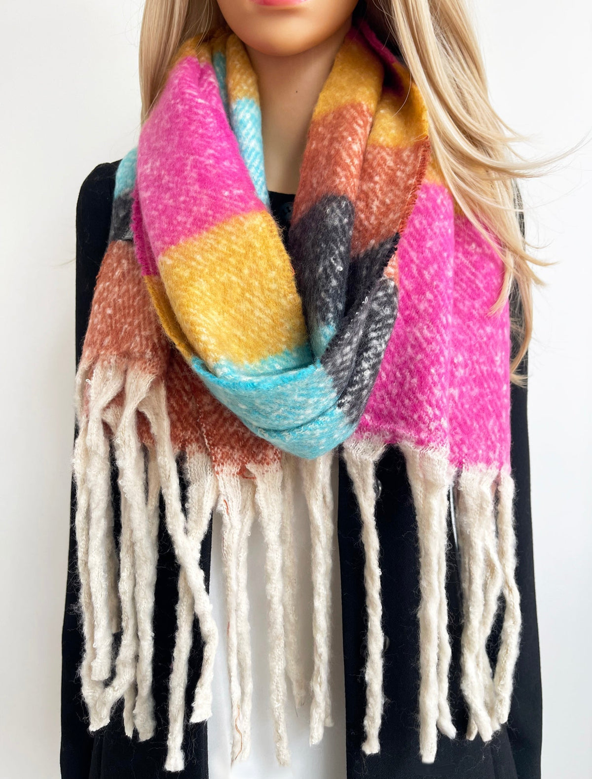 The Oversized Scarf That Does It All: Warmth, Style & Versatility