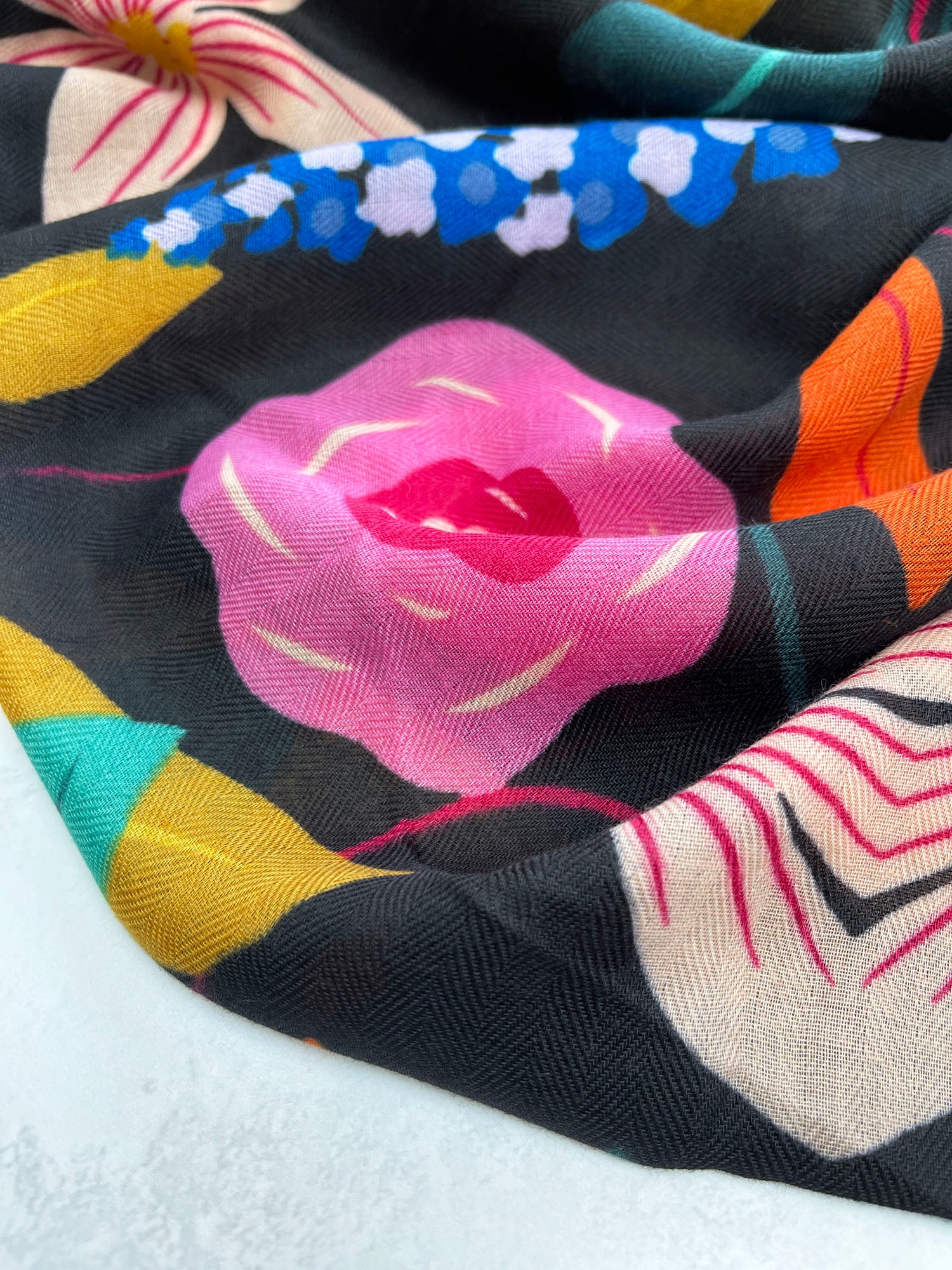 BLACK ROSE FLORAL PRINT SQUARE TASSEL SCARF