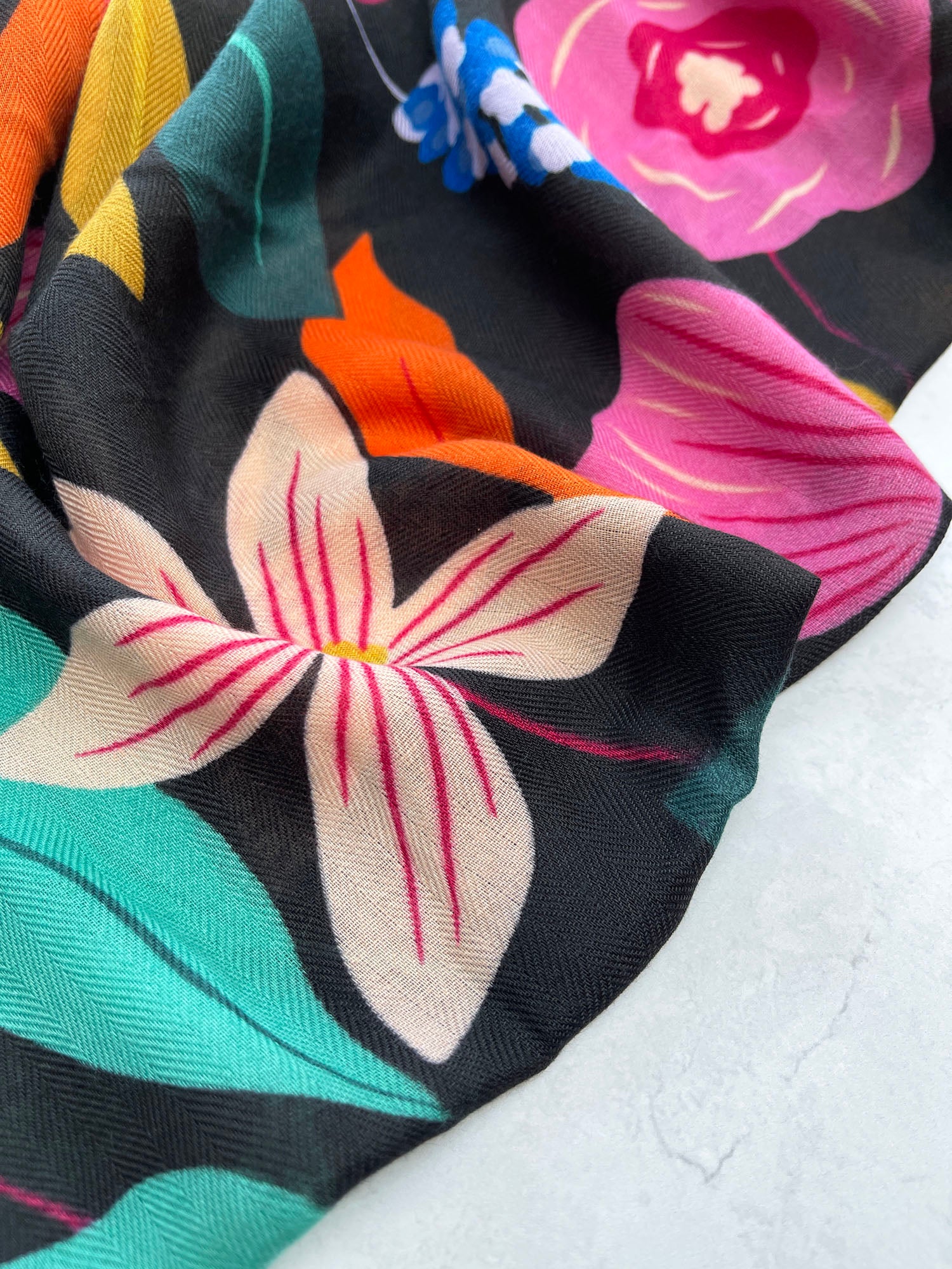 BLACK ROSE FLORAL PRINT SQUARE TASSEL SCARF