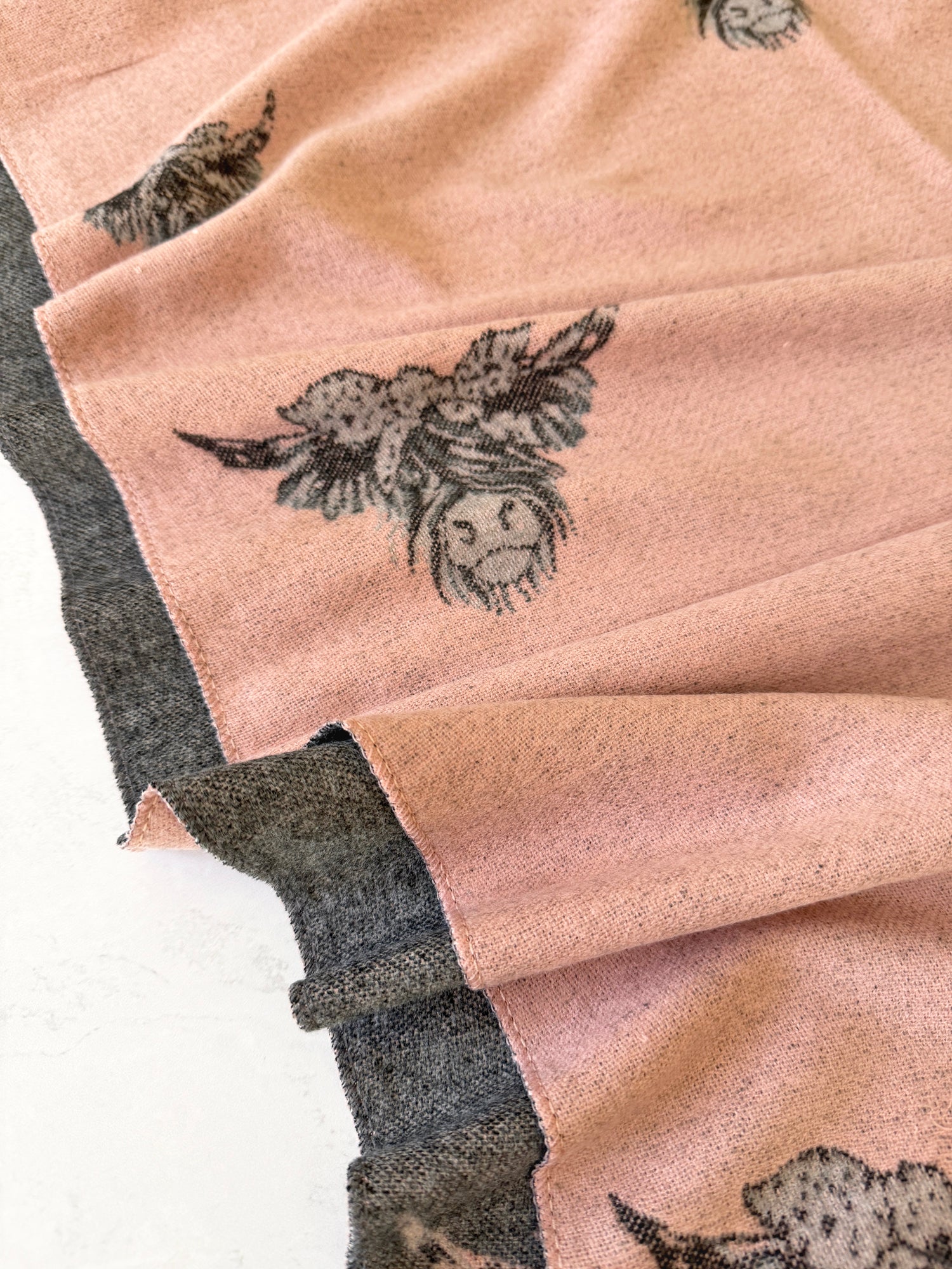 LARGE LIGHT PINK HIGHLAND COW CASHMERE REVERSIBLE SHAWL SCARF