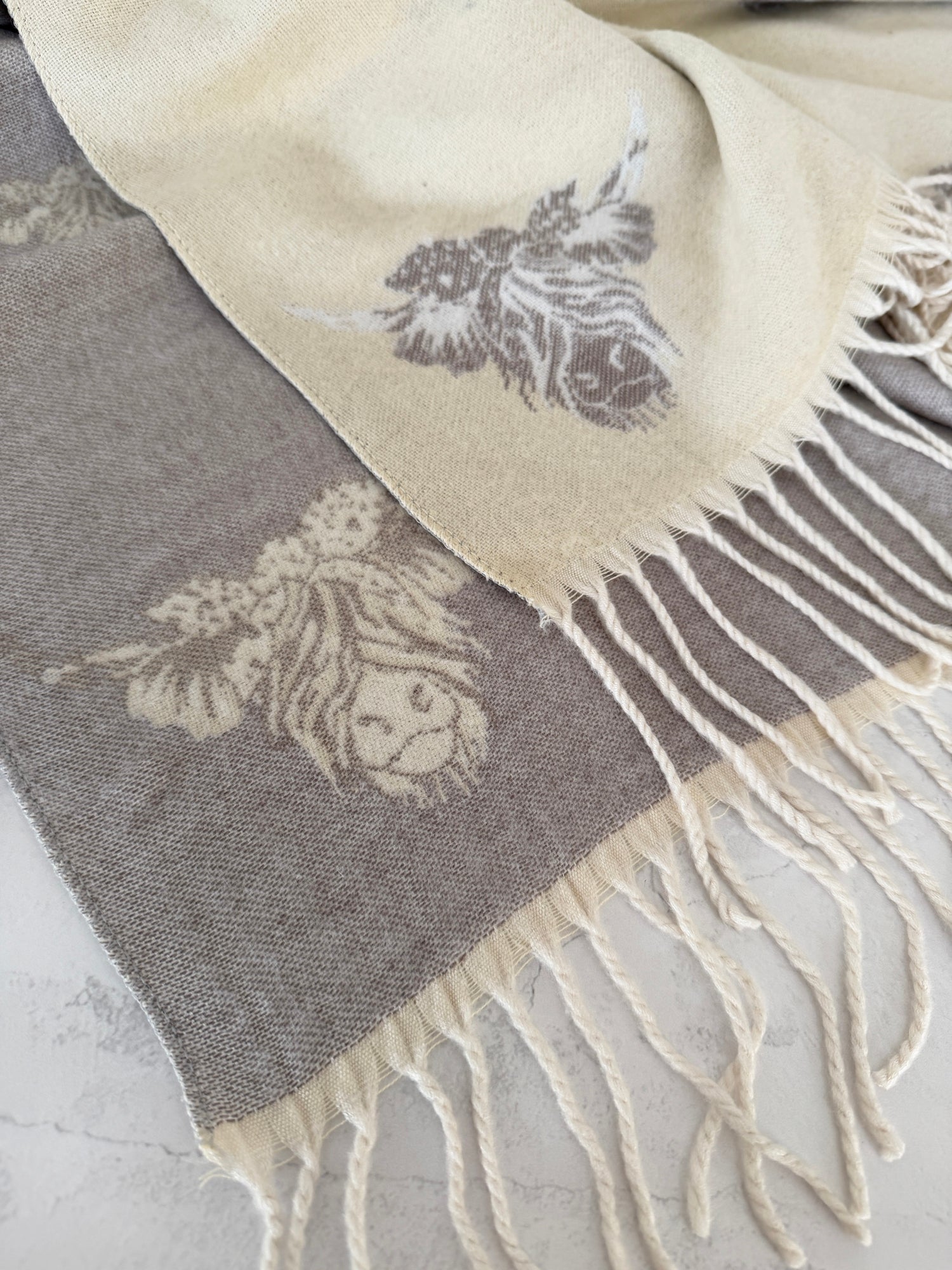 LARGE CREAM HIGHLAND COW CASHMERE REVERSIBLE SHAWL SCARF