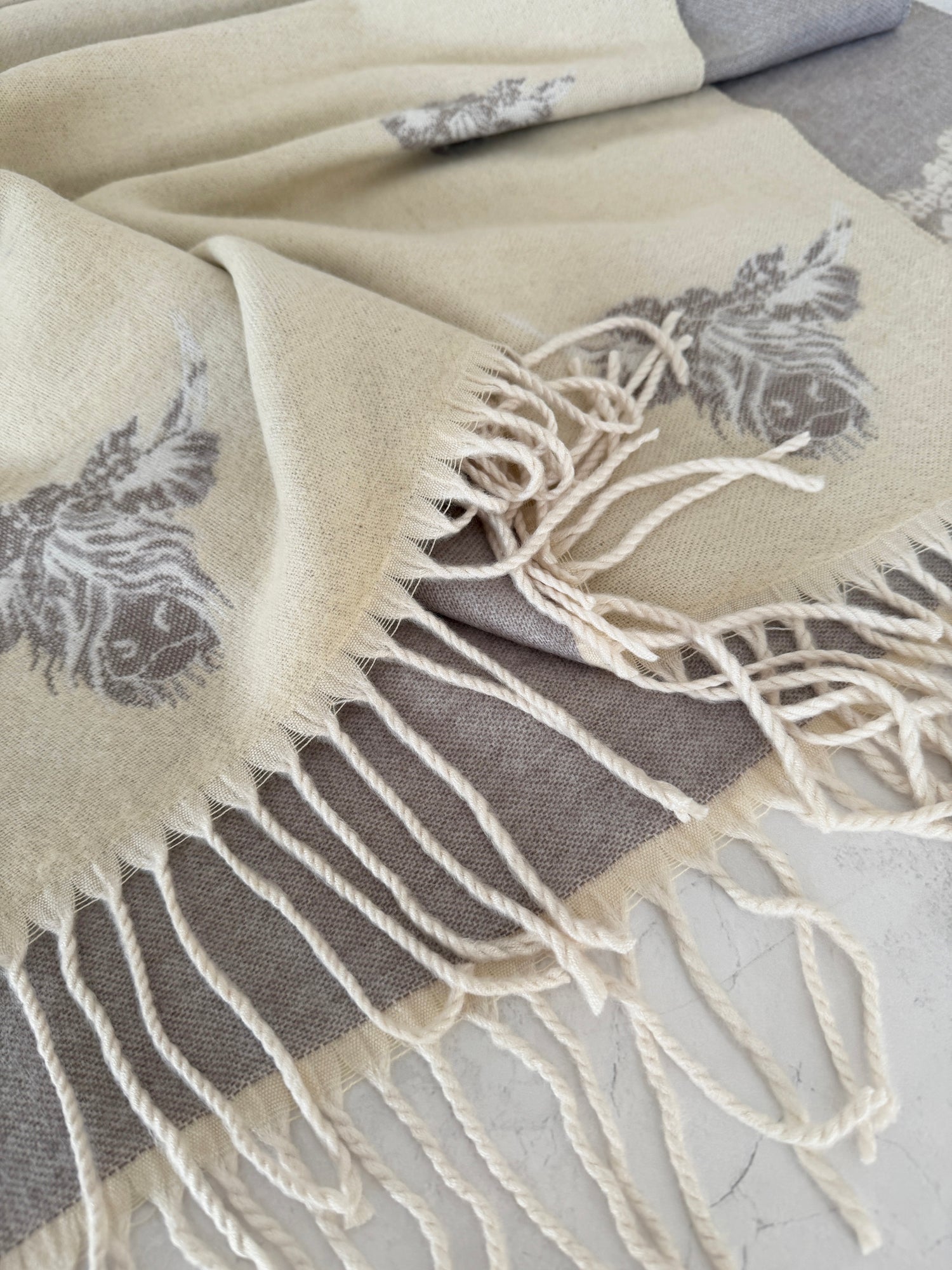 LARGE CREAM HIGHLAND COW CASHMERE REVERSIBLE SHAWL SCARF