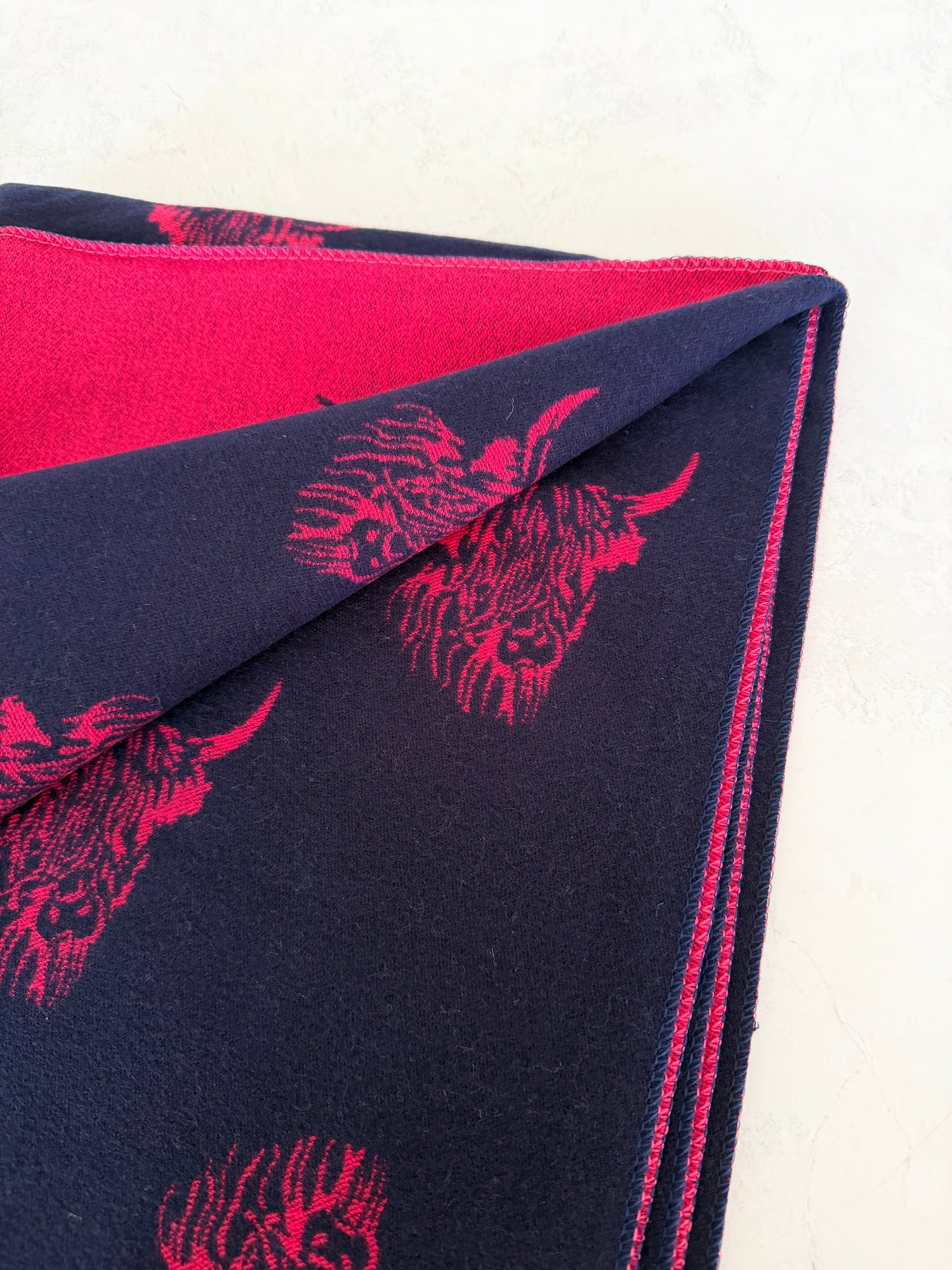 LARGE NAVY FUCHSIA HIGHLAND COW CASHMERE REVERSIBLE SHAWL SCARF