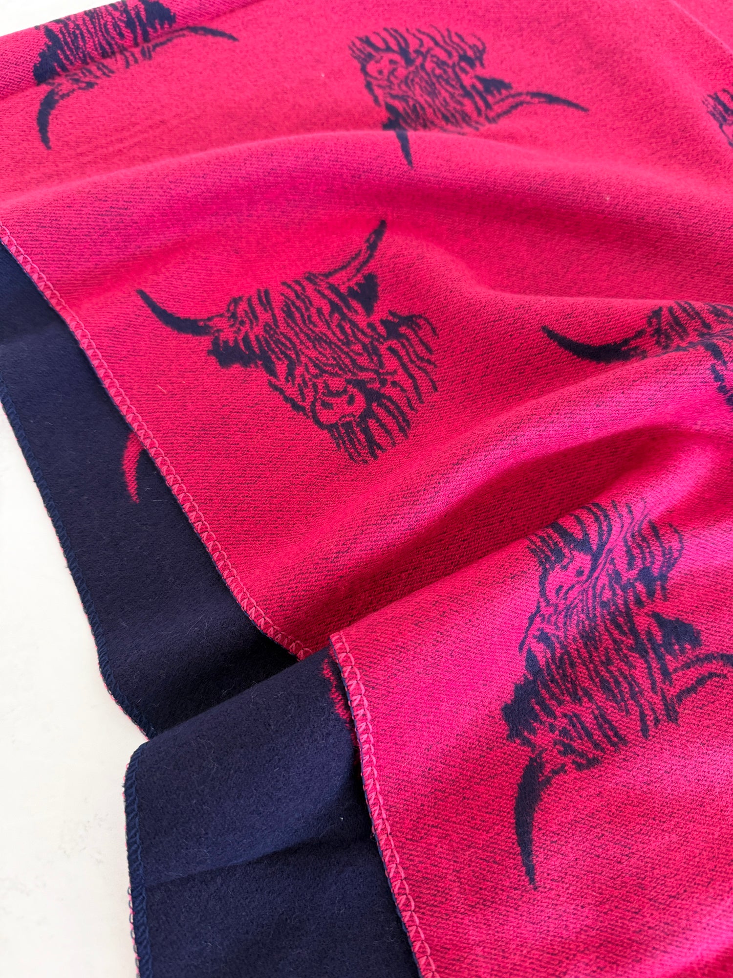LARGE NAVY FUCHSIA HIGHLAND COW CASHMERE REVERSIBLE SHAWL SCARF