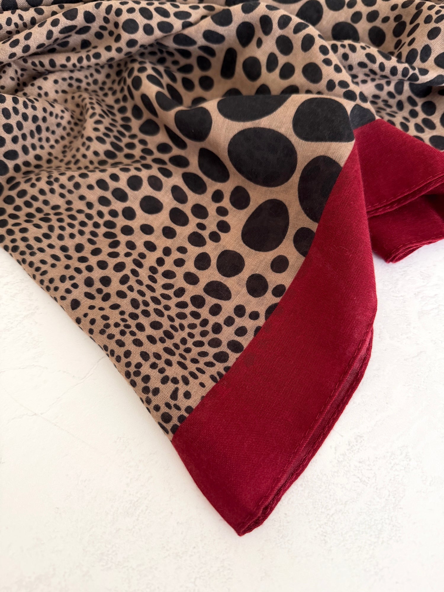 LIGHTWEIGHT BURGUNDY LEOPARD DOT PRINT SCARF