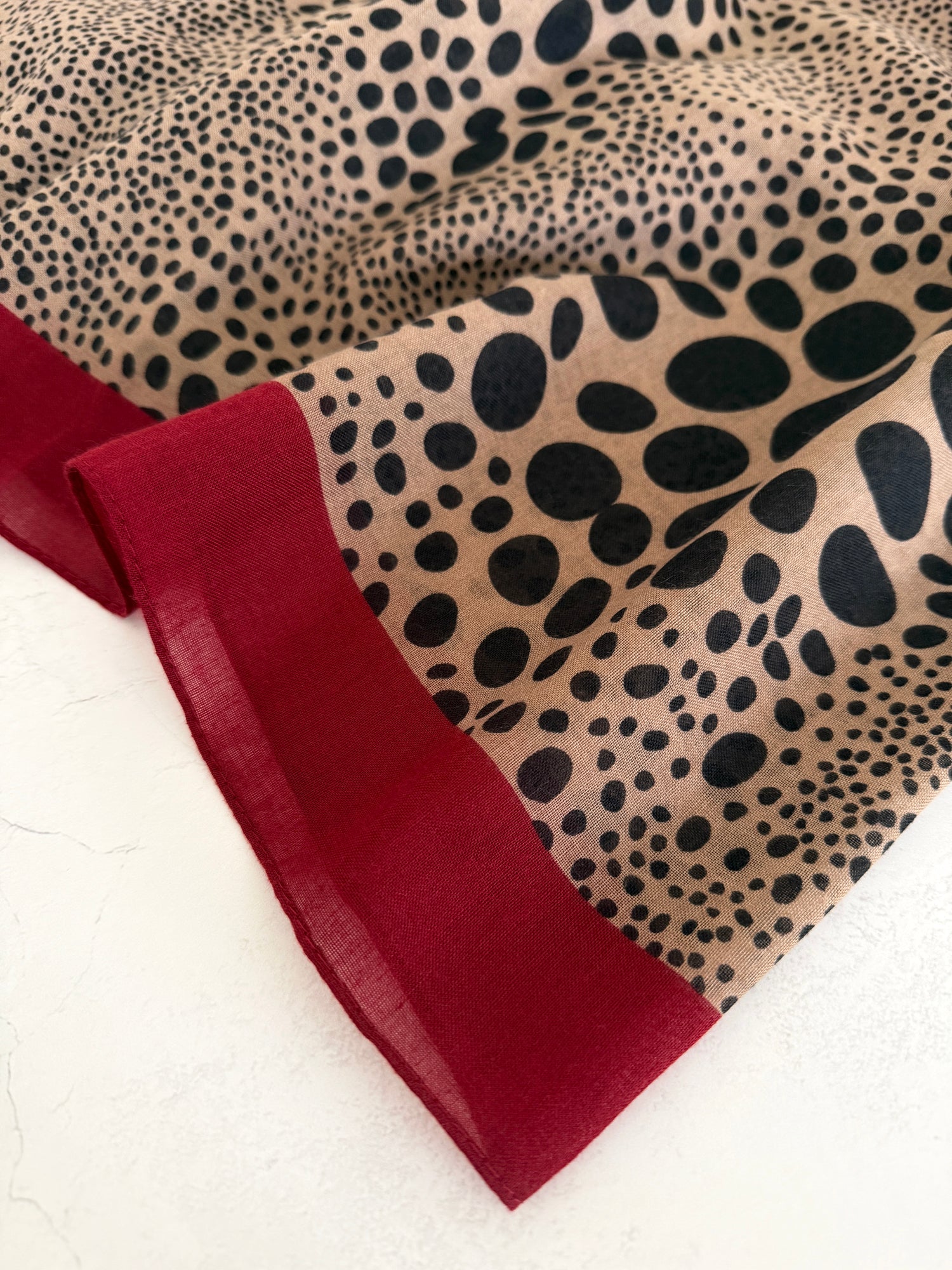LIGHTWEIGHT BURGUNDY LEOPARD DOT PRINT SCARF