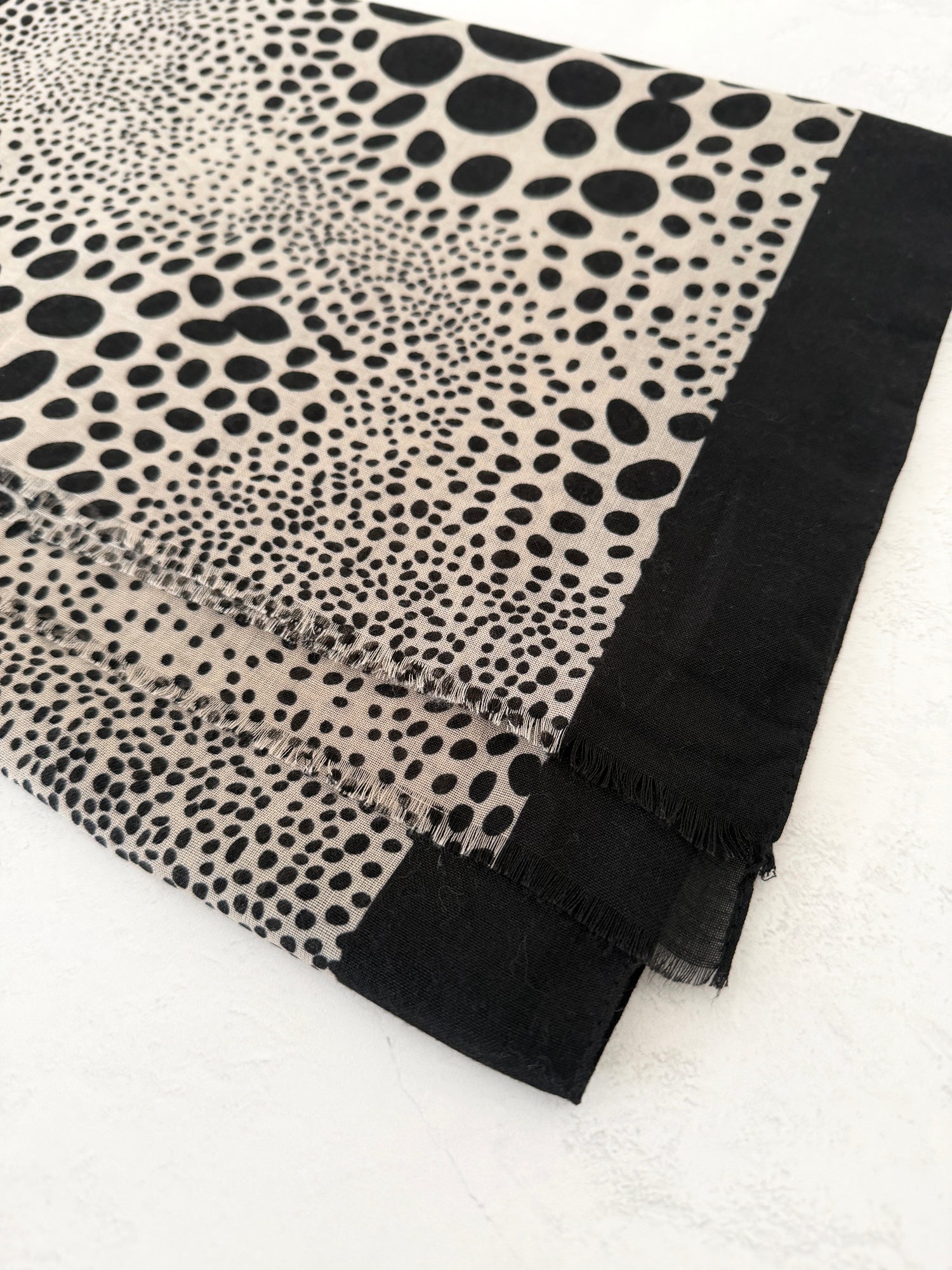 LIGHTWEIGHT BLACK LEOPARD DOT PRINT SCARF
