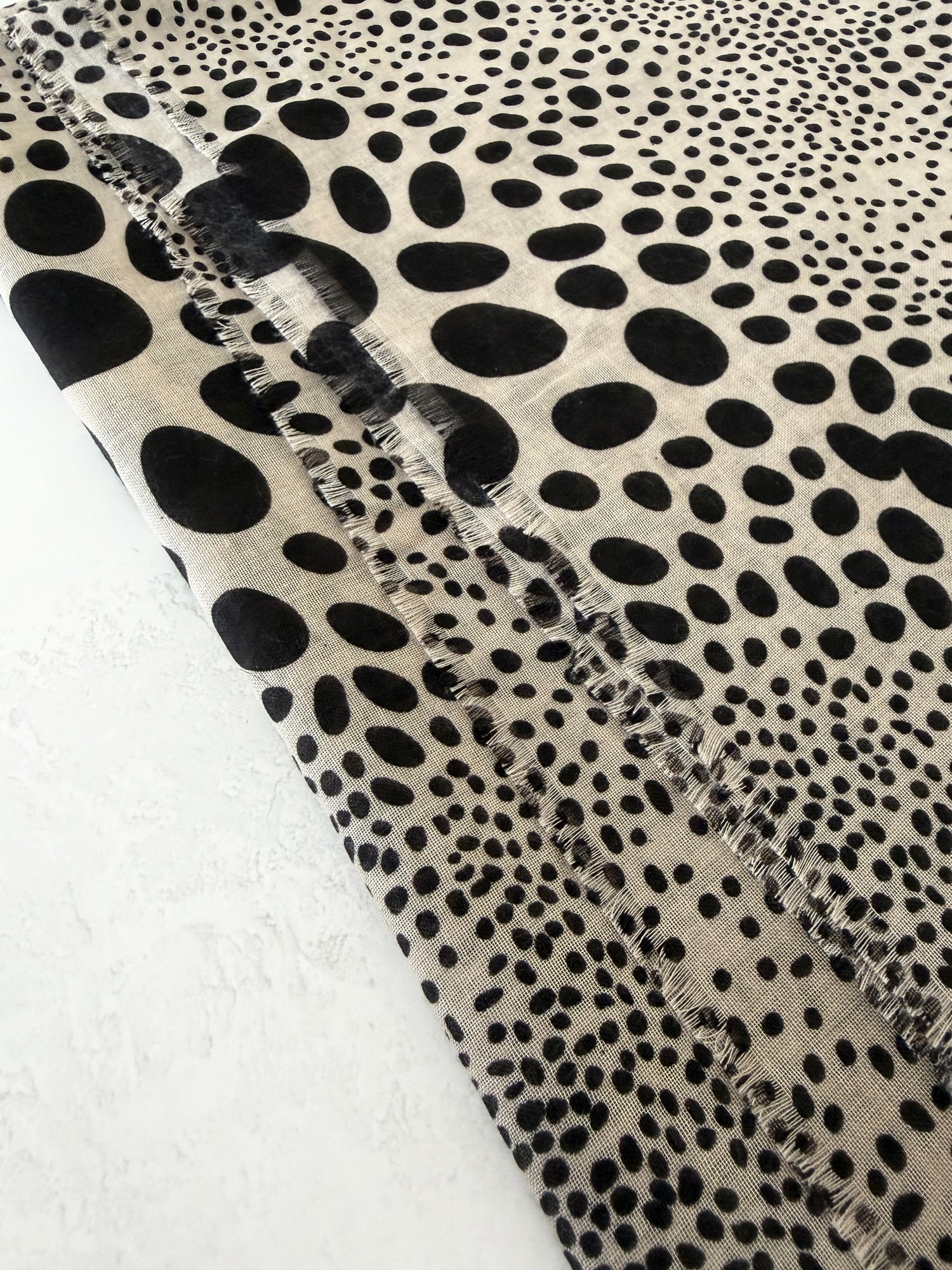 LIGHTWEIGHT BLACK LEOPARD DOT PRINT SCARF