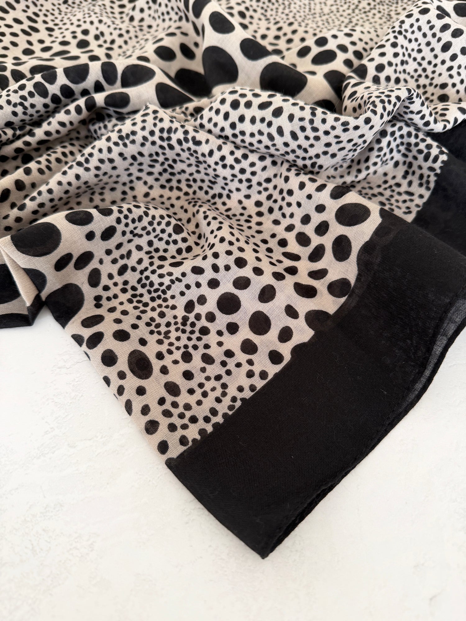 LIGHTWEIGHT BLACK LEOPARD DOT PRINT SCARF