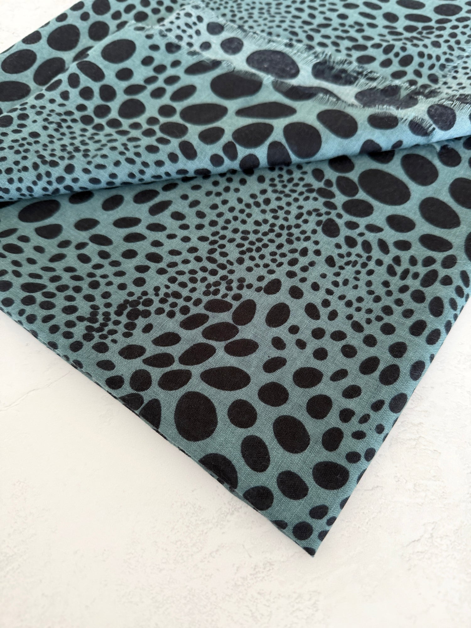 LIGHTWEIGHT BLUE LEOPARD DOT PRINT SCARF
