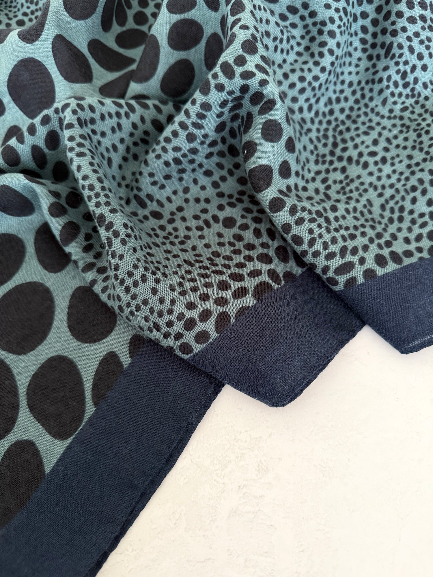 LIGHTWEIGHT BLUE LEOPARD DOT PRINT SCARF