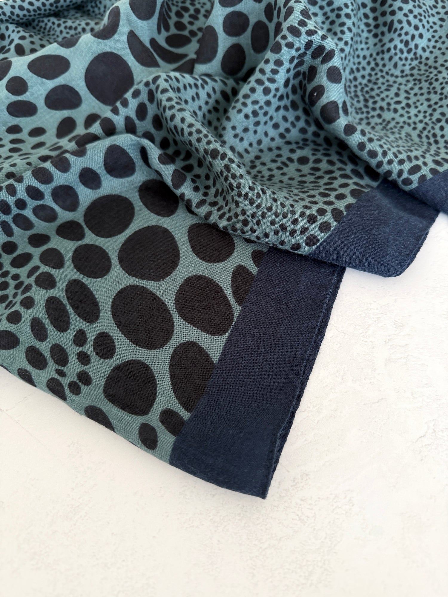 LIGHTWEIGHT BLUE LEOPARD DOT PRINT SCARF