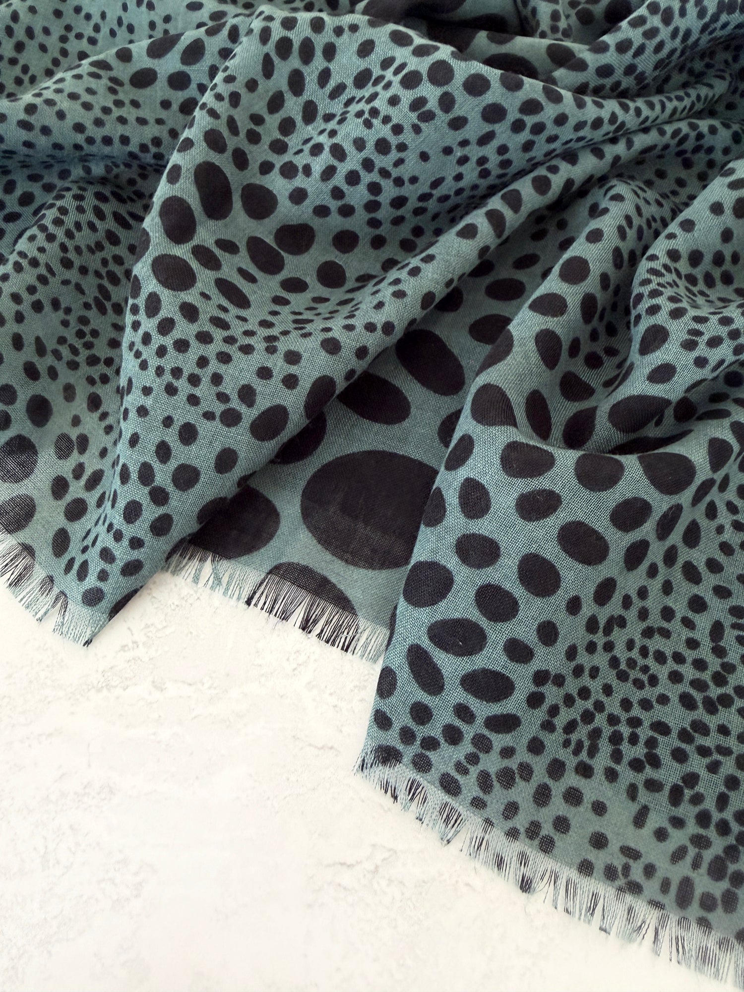 LIGHTWEIGHT BLUE LEOPARD DOT PRINT SCARF