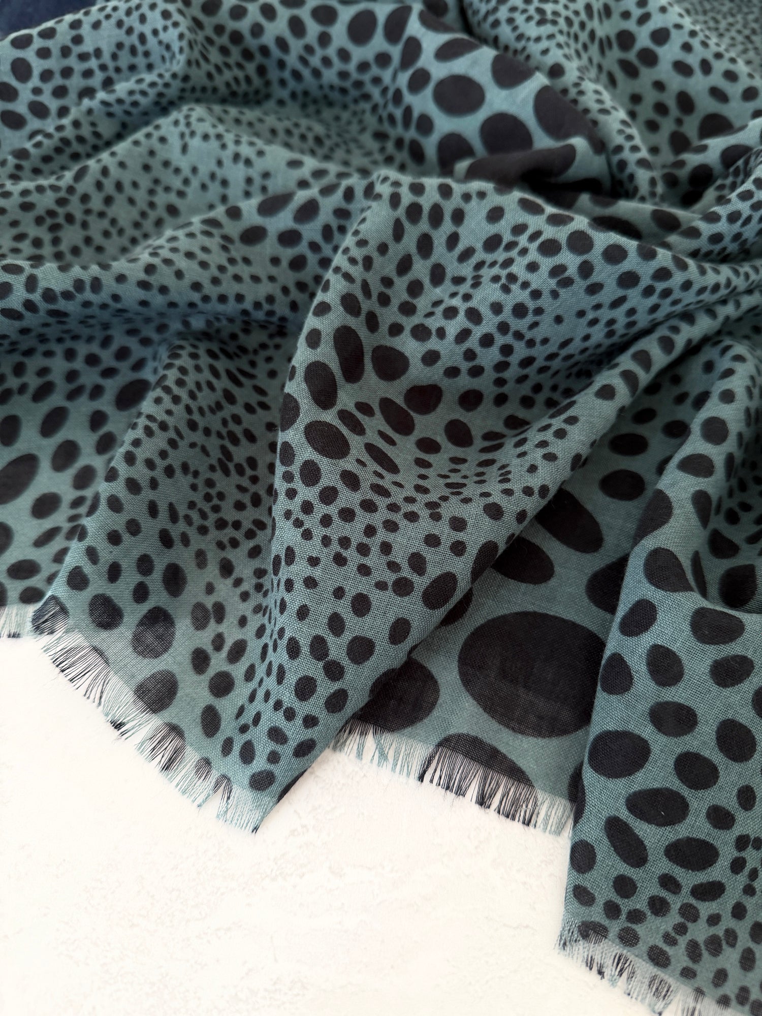 LIGHTWEIGHT BLUE LEOPARD DOT PRINT SCARF