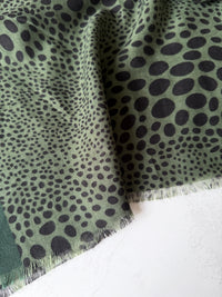 LIGHTWEIGHT GREEN LEOPARD DOT PRINT SCARF