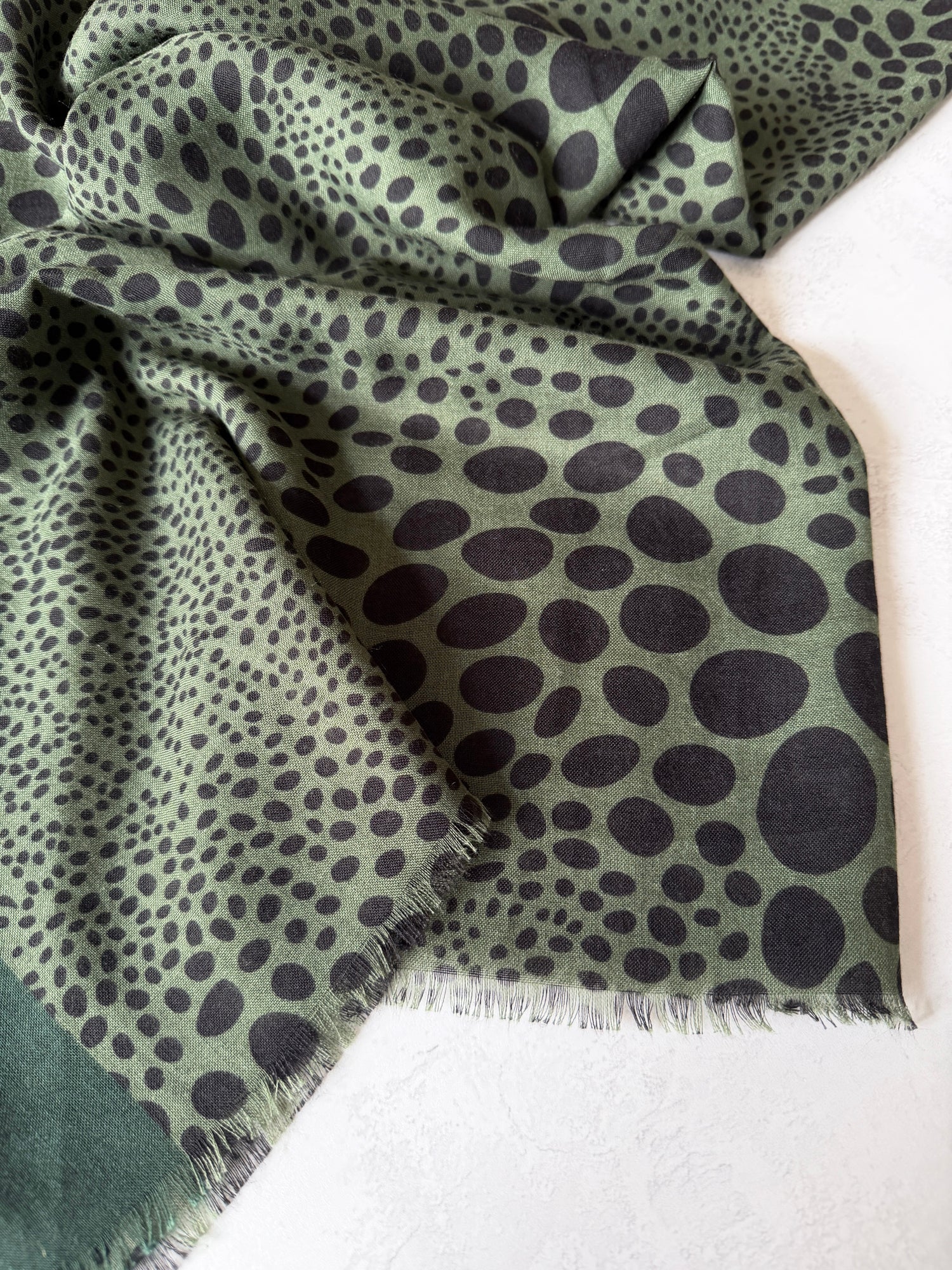 LIGHTWEIGHT GREEN LEOPARD DOT PRINT SCARF