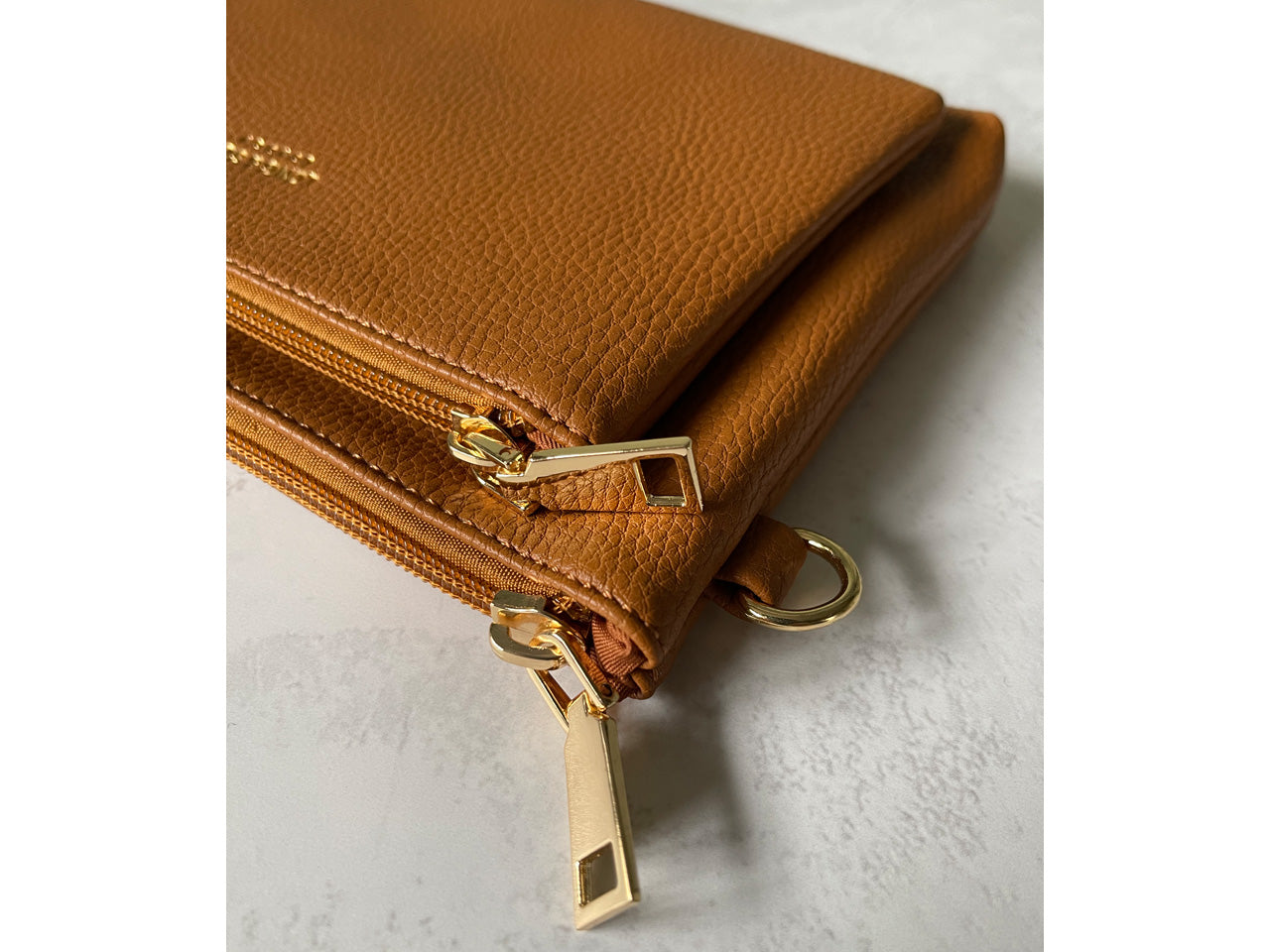 MULTI-POCKET CROSS BODY MESSENGER PURSE BAG WITH WRISTLET STRAP - BROWN