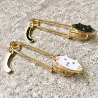 A-SHU GOLD METAL 3-D WHITE CAT BROOCH SAFETY PIN / LAPEL PIN - A-SHU.CO.UK