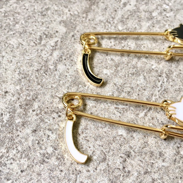 A-SHU GOLD METAL 3-D BLACK CAT BROOCH SAFETY PIN / LAPEL PIN - A-SHU.CO.UK