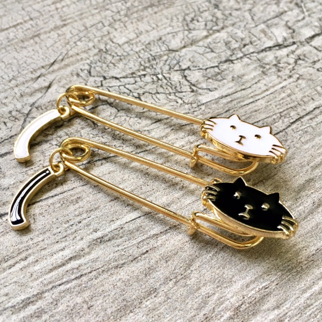 A-SHU GOLD METAL 3-D BLACK CAT BROOCH SAFETY PIN / LAPEL PIN - A-SHU.CO.UK