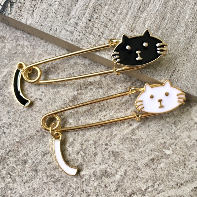 A-SHU GOLD METAL 3-D WHITE CAT BROOCH SAFETY PIN / LAPEL PIN - A-SHU.CO.UK