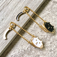 A-SHU GOLD METAL 3-D WHITE CAT BROOCH SAFETY PIN / LAPEL PIN - A-SHU.CO.UK
