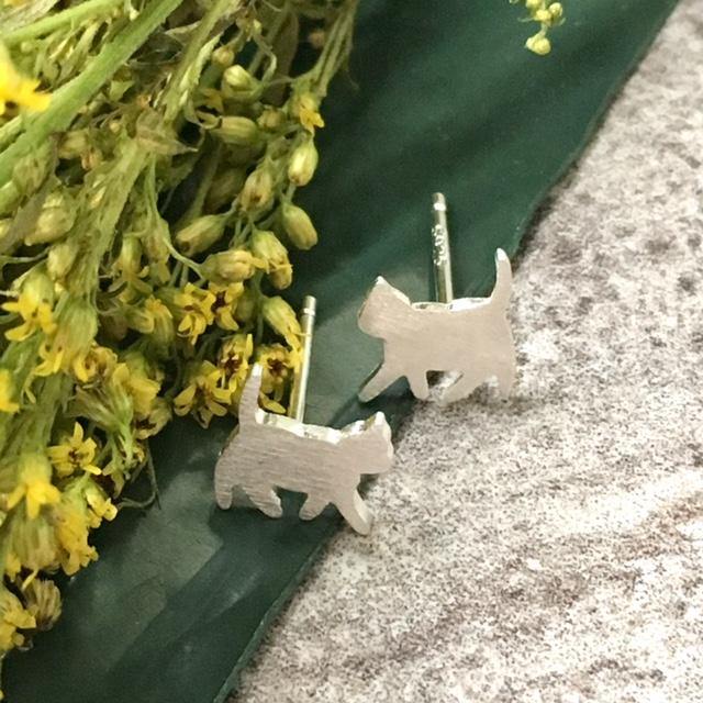 A-SHU 925 STERLING SILVER SMALL WALKING CAT STUD EARRINGS - A-SHU.CO.UK