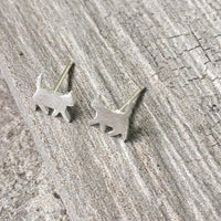 A-SHU 925 STERLING SILVER SMALL WALKING CAT STUD EARRINGS - A-SHU.CO.UK