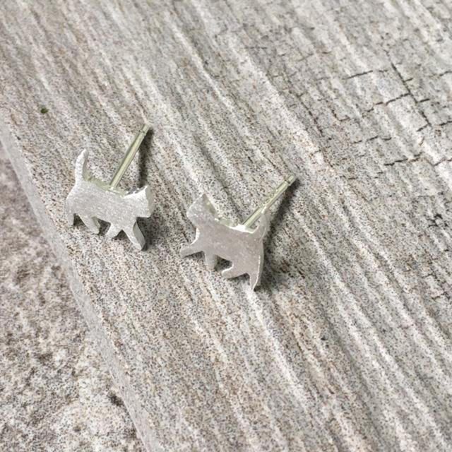 A-SHU 925 STERLING SILVER SMALL WALKING CAT STUD EARRINGS - A-SHU.CO.UK