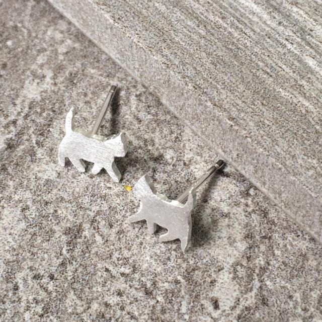 A-SHU 925 STERLING SILVER SMALL WALKING CAT STUD EARRINGS - A-SHU.CO.UK