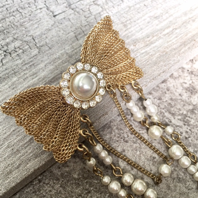 A-SHU VINTAGE GOLD METAL DIAMANTE BOW BROOCH PIN WITH PEARL CHAIN - A-SHU.CO.UK
