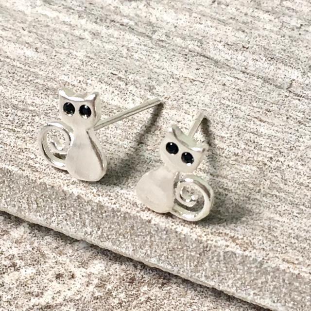 A-SHU 925 STERLING SILVER SMALL BLACK EYE CAT STUD EARRINGS - A-SHU.CO.UK