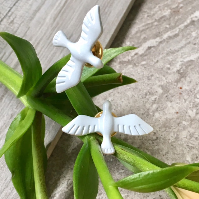 A-SHU SET OF 2 WHITE SWALLOW DOVE BIRD 3-D COLLAR BROOCH PINS - A-SHU.CO.UK