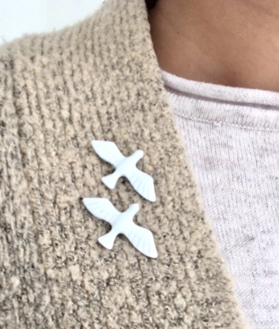 A-SHU SET OF 2 WHITE SWALLOW DOVE BIRD 3-D COLLAR BROOCH PINS - A-SHU.CO.UK